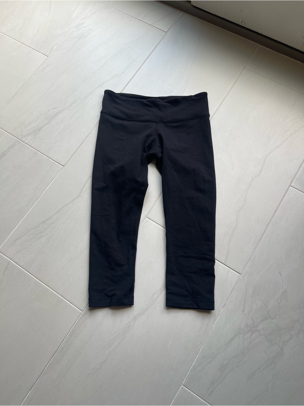 LULULEMON  Black Stretch Capri Leggings